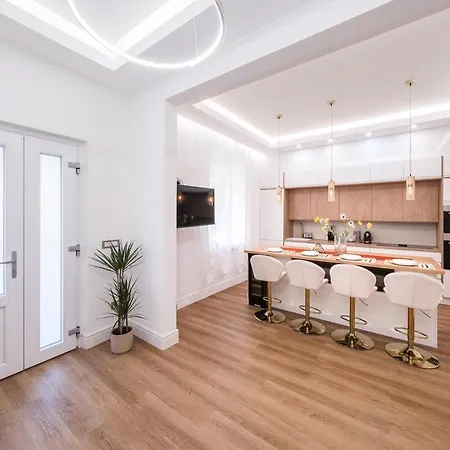 Parcheggio Privato 15 Minuti A Piedi Dalla Stazione Di Migliarina Apartmán