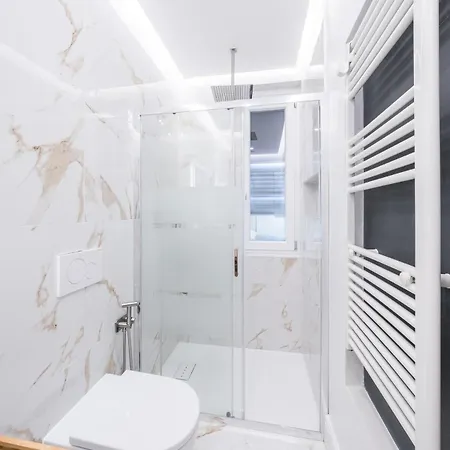 Parcheggio Privato 15 Minuti A Piedi Dalla Stazione Di Migliarina Apartmán La Spezia